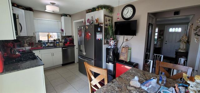 14301 Manhattan Street, Oak Park, MI 48237