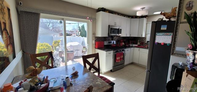 14301 Manhattan Street, Oak Park, MI 48237