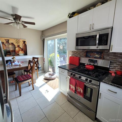 14301 Manhattan Street, Oak Park, MI 48237