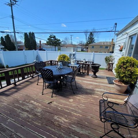 14301 Manhattan Street, Oak Park, MI 48237