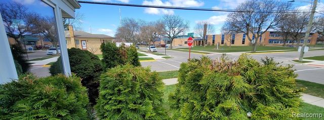 14301 Manhattan Street, Oak Park, MI 48237