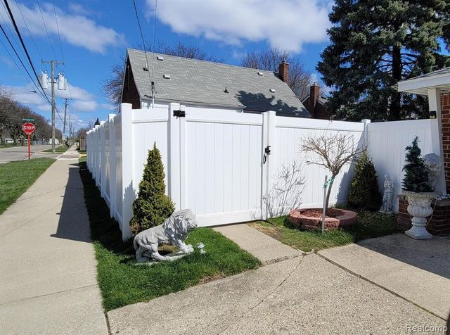 14301 Manhattan Street, Oak Park, MI 48237