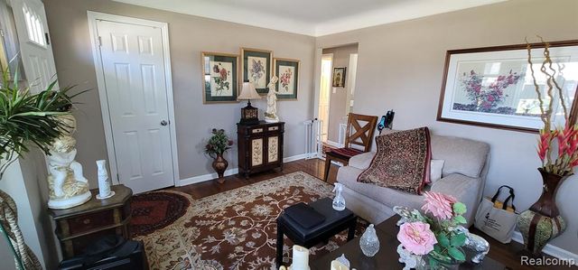 14301 Manhattan Street, Oak Park, MI 48237