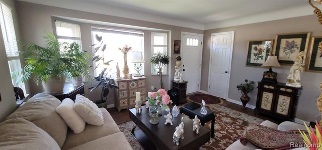 14301 Manhattan Street, Oak Park, MI 48237