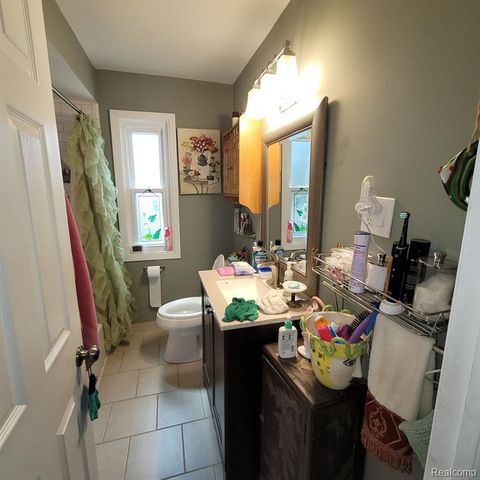 14301 Manhattan Street, Oak Park, MI 48237