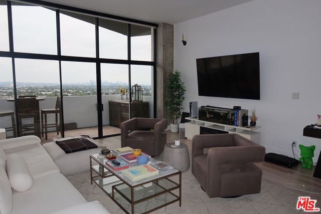 1155 N La Cienega Boulevard 6, West Hollywood, CA 90069
