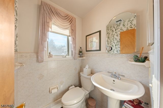 2 Mettle Ln, Roxbury Twp., NJ 07885