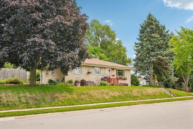 2709 13th AVENUE, South Milwaukee, WI 53172