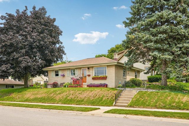 2709 13th AVENUE, South Milwaukee, WI 53172