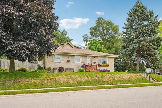 2709 13th AVENUE, South Milwaukee, WI 53172