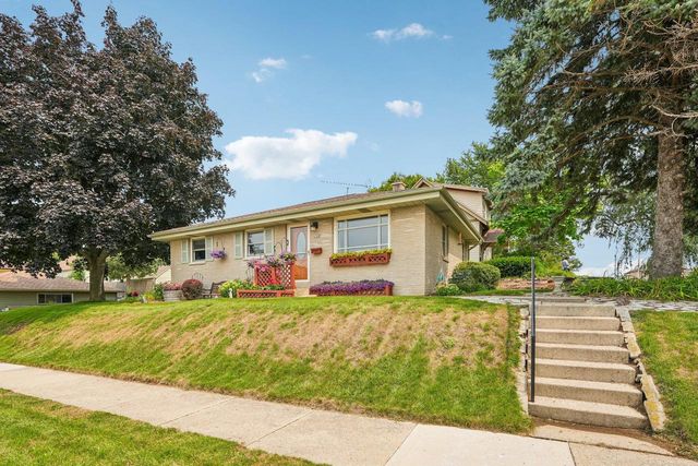 2709 13th AVENUE, South Milwaukee, WI 53172