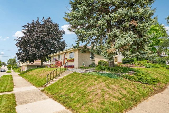2709 13th AVENUE, South Milwaukee, WI 53172