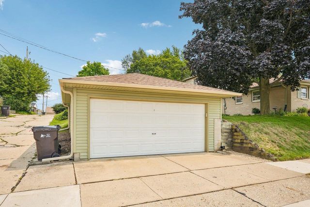 2709 13th AVENUE, South Milwaukee, WI 53172
