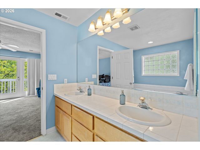 1083 Se ACACIA Pl, Gresham, OR 97080