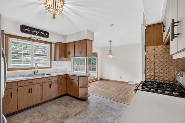 145 Dole Avenue, Crystal Lake, IL 60014