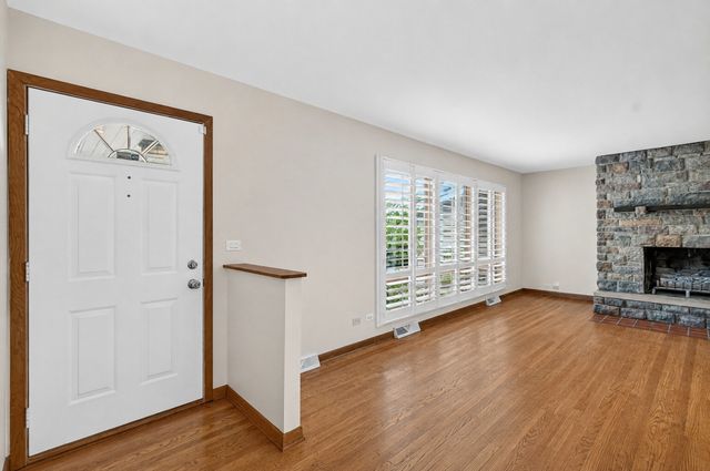 145 Dole Avenue, Crystal Lake, IL 60014
