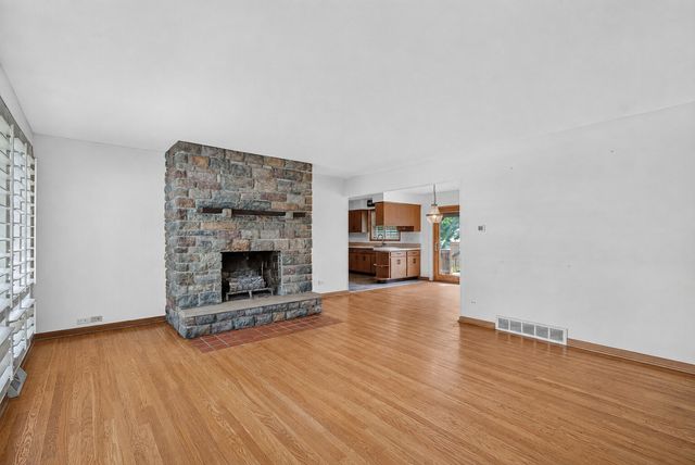 145 Dole Avenue, Crystal Lake, IL 60014