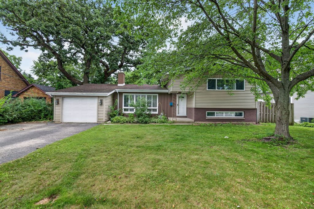 145 Dole Avenue, Crystal Lake, IL 60014