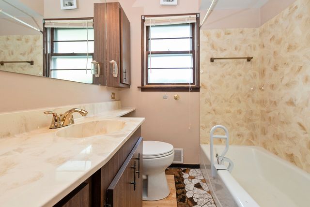 7837 W 82nd Place, Bridgeview, IL 60455