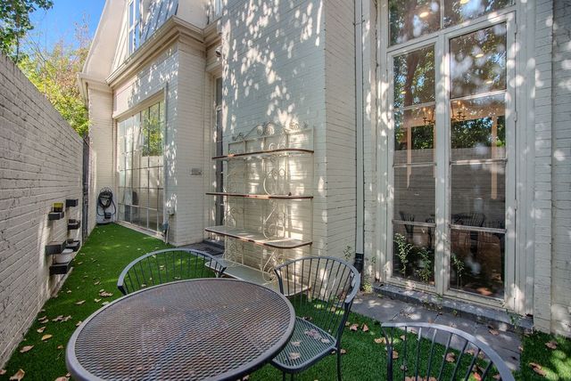 3802 S Versailles Avenue, Dallas, TX 75209