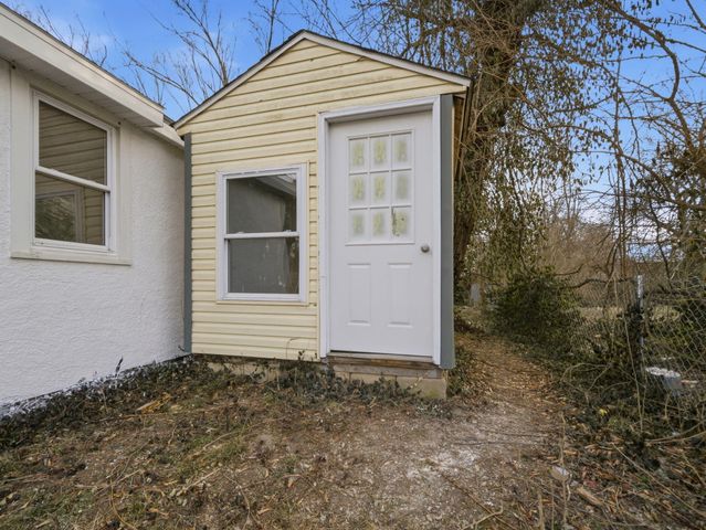 210 N Britain Avenue, Mountain Grove, MO 65711
