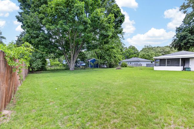 1049 Bloomfield Avenue, Plainwell, MI 49080
