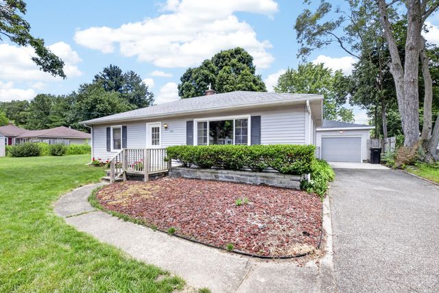 1049 Bloomfield Avenue, Plainwell, MI 49080