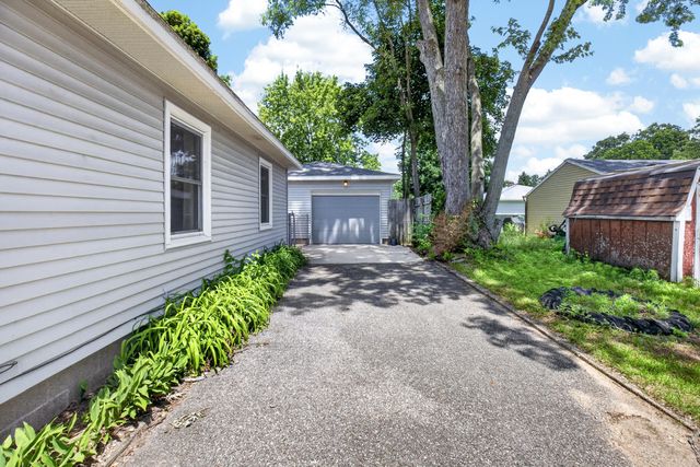 1049 Bloomfield Avenue, Plainwell, MI 49080