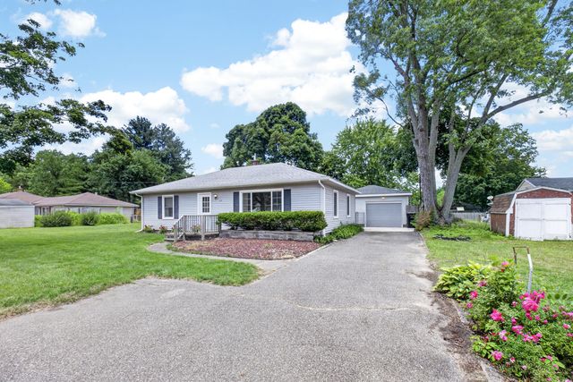 1049 Bloomfield Avenue, Plainwell, MI 49080