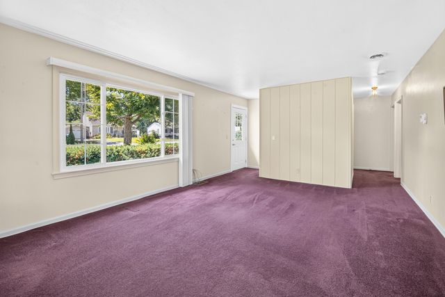 1049 Bloomfield Avenue, Plainwell, MI 49080