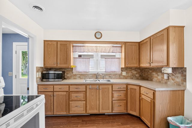 1049 Bloomfield Avenue, Plainwell, MI 49080