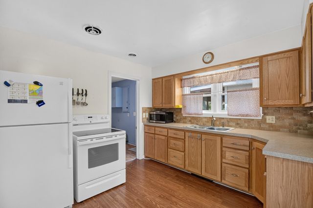 1049 Bloomfield Avenue, Plainwell, MI 49080