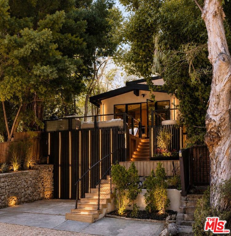 8631 Lookout Mountain Avenue, Los Angeles, CA 90046