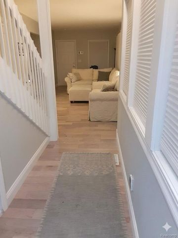 193 Hickory Drive, Troy, MI 48083