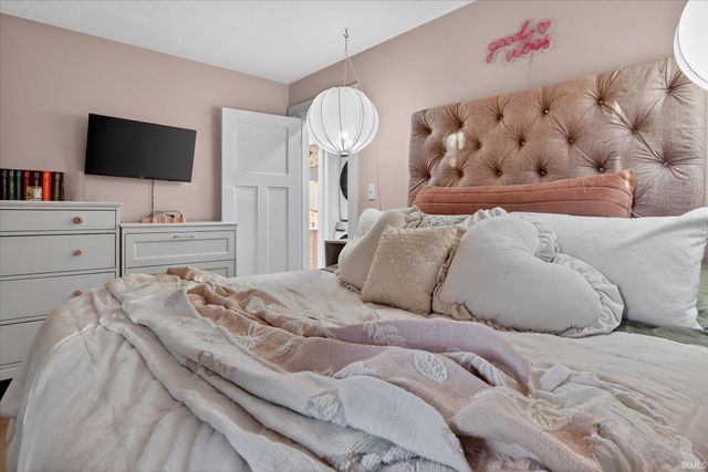 206 N Coquillard Drive, South Bend, IN 46617