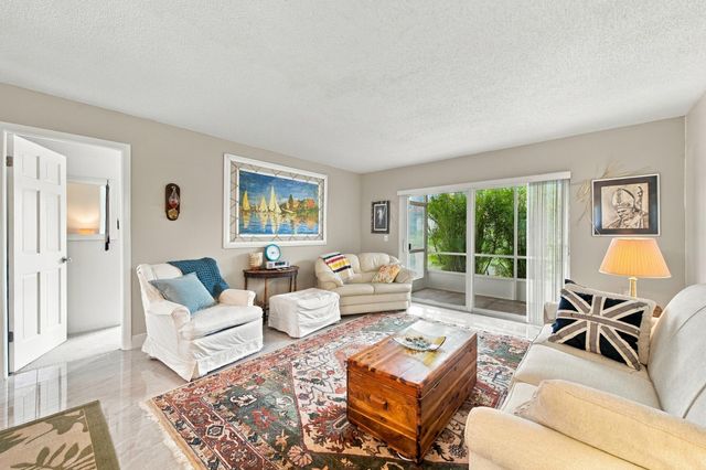 193 Lake Evelyn Drive, West Palm Beach, FL 33411