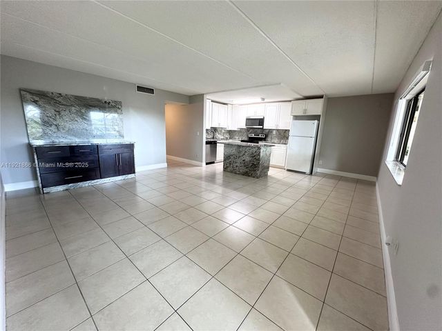 105 Meadows Cir 105, Boynton Beach, FL 33436