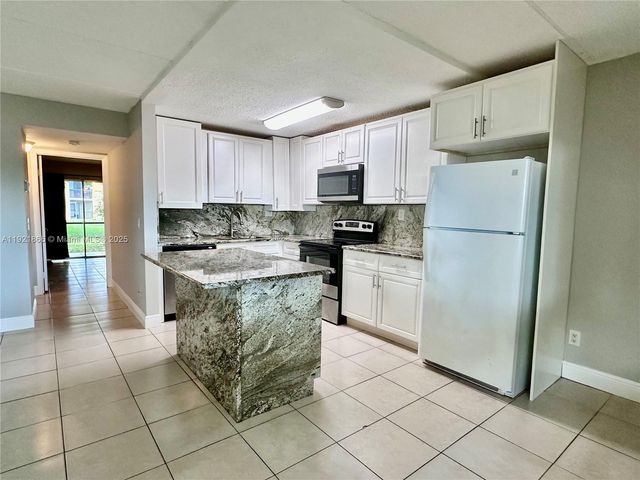 105 Meadows Cir 105, Boynton Beach, FL 33436