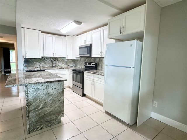 105 Meadows Cir 105, Boynton Beach, FL 33436