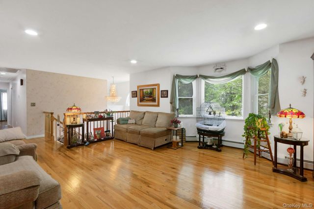 19 Flower Lane, Valley Cottage, NY 10989