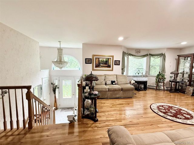 19 Flower Lane, Valley Cottage, NY 10989