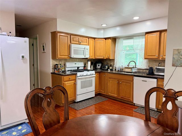19 Flower Lane, Valley Cottage, NY 10989