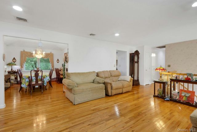 19 Flower Lane, Valley Cottage, NY 10989