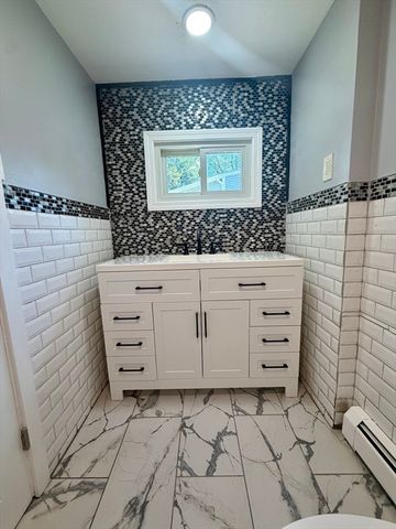 5 Rock St, Westport, MA 02790