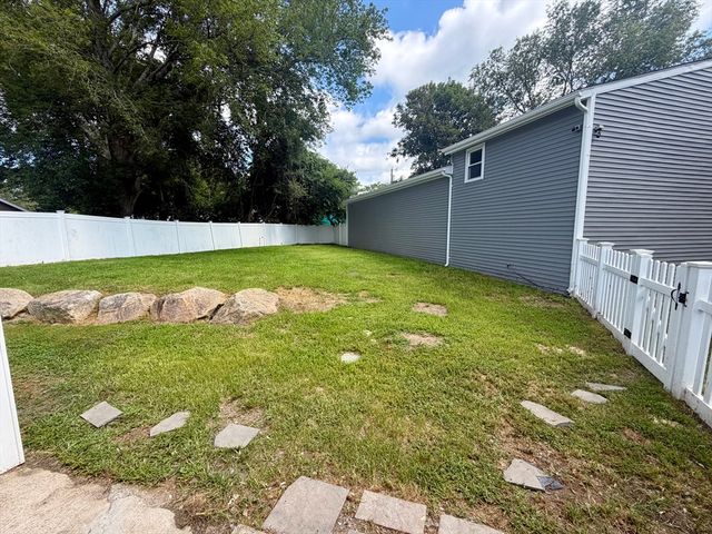 5 Rock St, Westport, MA 02790
