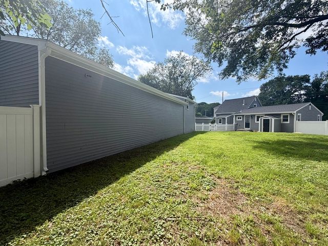 5 Rock St, Westport, MA 02790