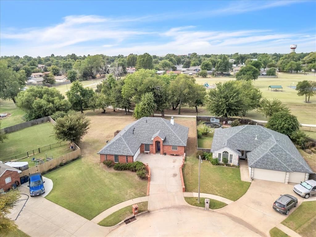 427 S Castlerock Circle Lane, Mustang, OK 73064