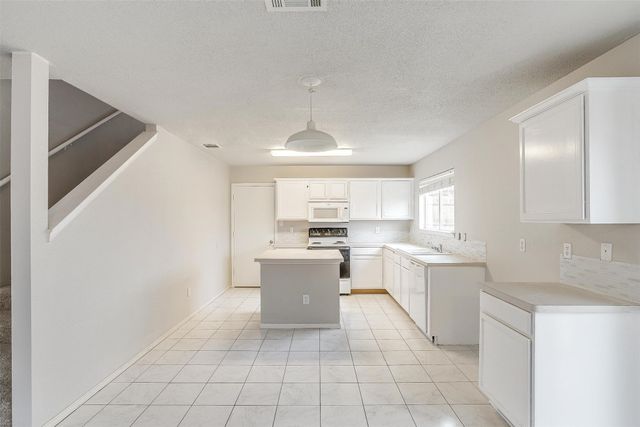 10104 High Eagle Trail, Fort Worth, TX 76108