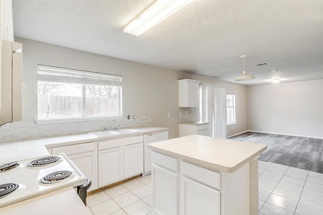 10104 High Eagle Trail, Fort Worth, TX 76108