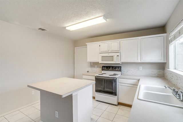 10104 High Eagle Trail, Fort Worth, TX 76108